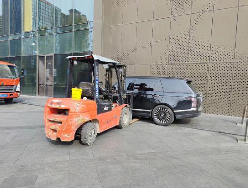 搬运轿车